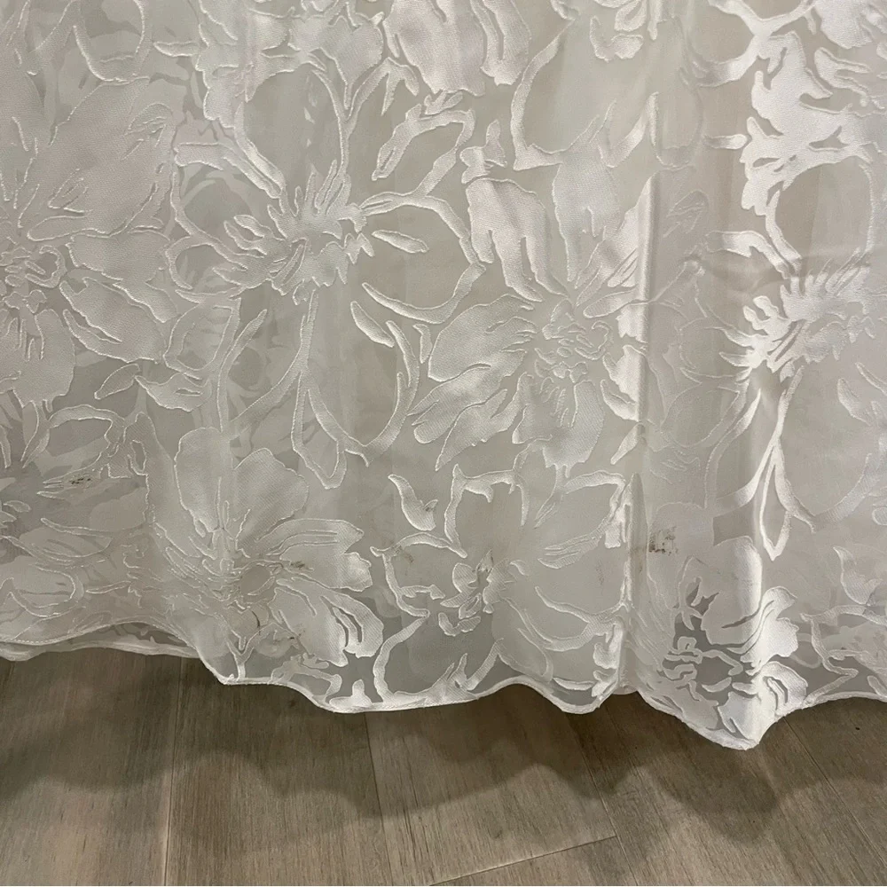 Beautiful ivory wedding gown - Picture 8 of 11